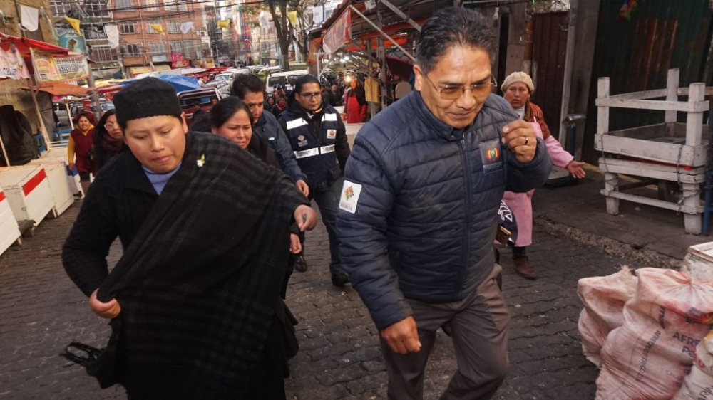 Increpan al viceministro Silva en operativo de control en mercado de La Paz