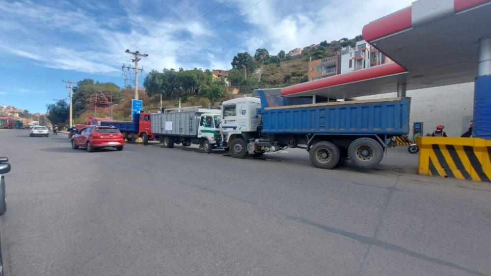 Transportistas del sector pesado bloquean surtidores en Sucre