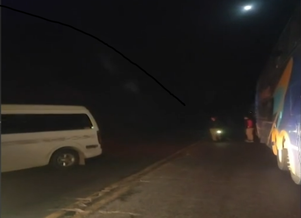 Conductores denuncian ataques con piedras en punto de bloqueo en Challa Grande, Cochabamba