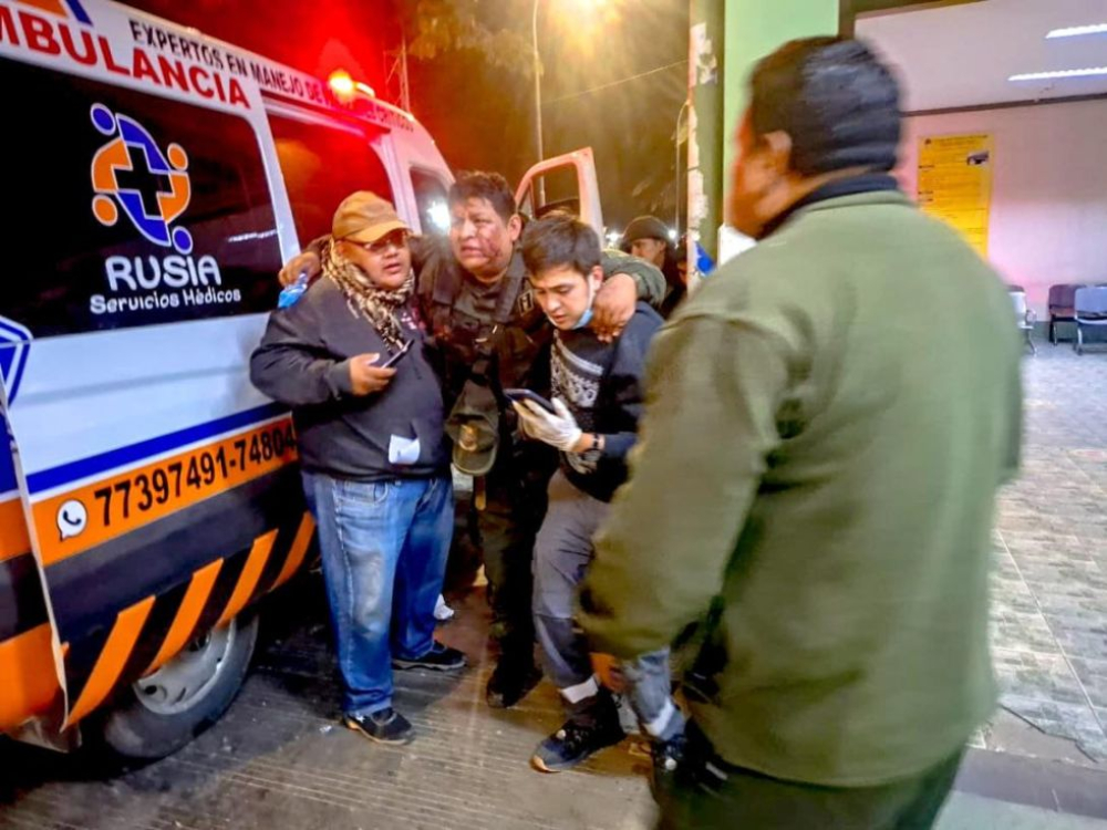 Bloqueadores queman ambulancia en Cochabamba; policías heridos fueron rescatados