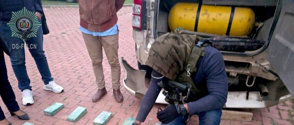 Cae un hombre que viajaba en su vehículo con 30 paquetes de cocaína, ocultos en un compartimiento prefabricado