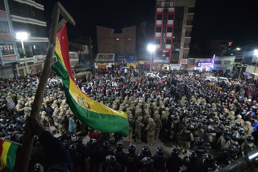 En medio de aplausos, militares y policías toman el control en Llallagua