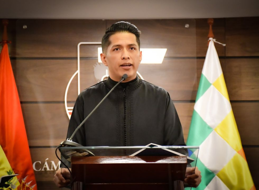 Andrónico pide una reunión “urgente” con las tres fuerzas políticas para tratar créditos