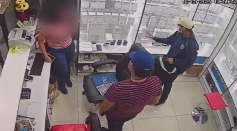 Dueño de tienda de celulares robada ofrece ‘buena recompensa’ a quién de datos de los delincuentes