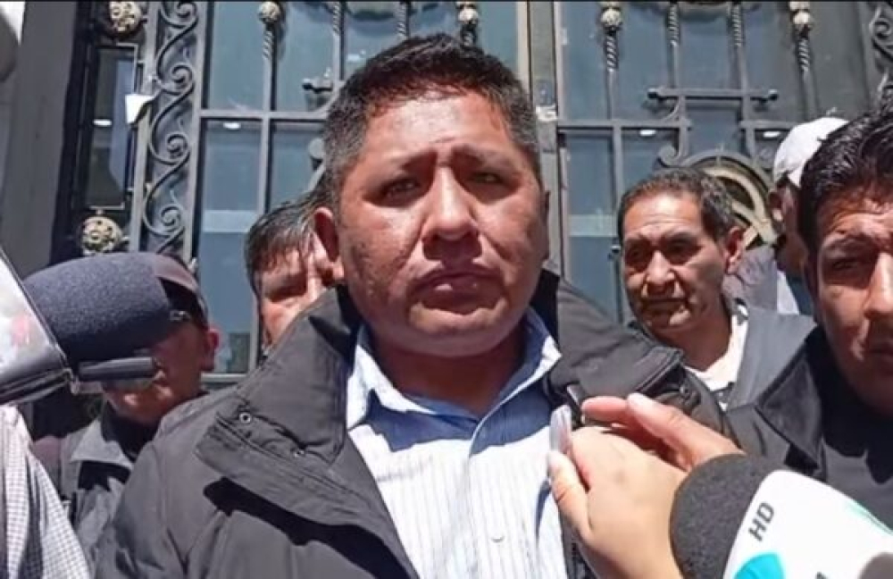 Transporte analiza cercar la plaza Murillo por falta de combustible