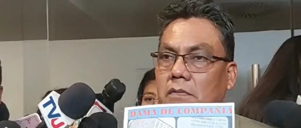 Diputado Arce denuncia que su número de celular fue publicado como servicio de compañía y apunta al Gobierno