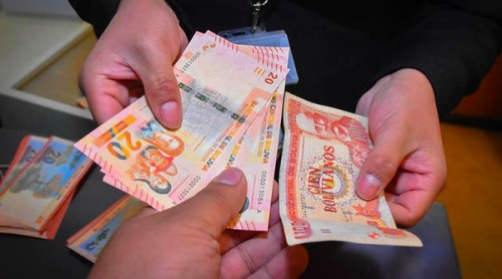 Economistas advierten riesgos financieros por caída del ahorro: La población prefiere gastar o invertir antes que depositar en bolivianos