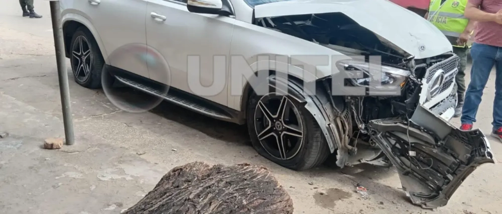 Aparatoso accidente: vagoneta impacta contra un vehículo estacionado