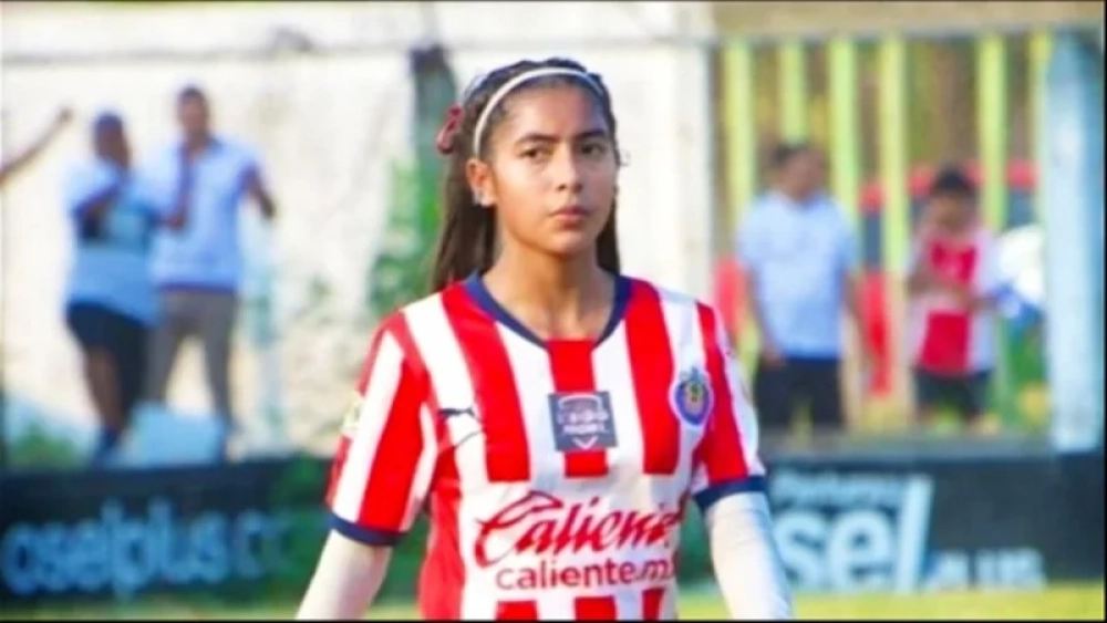 ¡Imágenes sensibles! Jugadora de fútbol convulsiona en pleno partido y pierde la vida